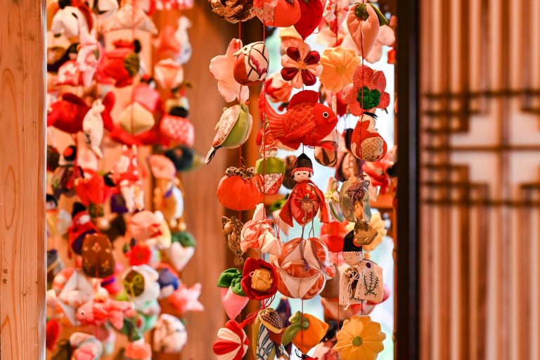 贅を極めた文化財「百段階段」で愉悦のひととき。企画展「時を旅する百段階段」へ