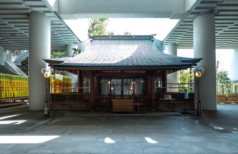 ビルと社殿が調和する神域へ。徳川家光ゆかりの「雉子神社」