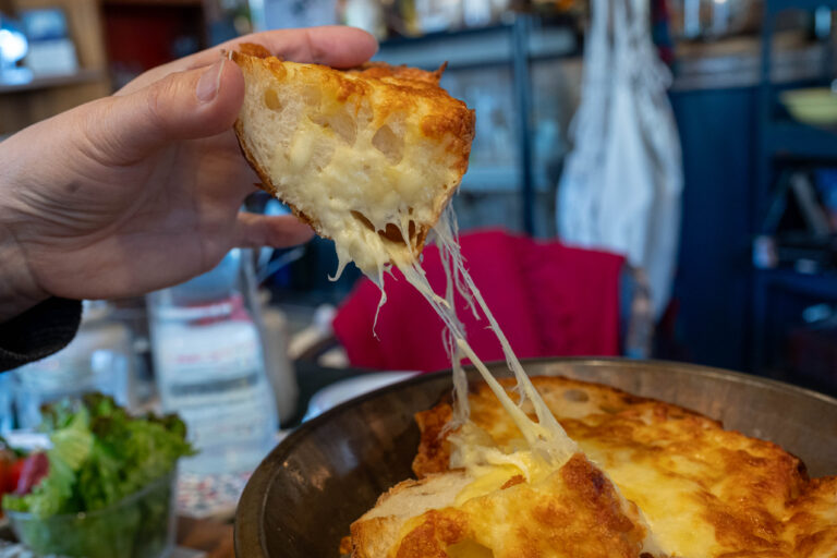 心も体も満たされる「Pedibus Jambus」のチーズパン&スープ