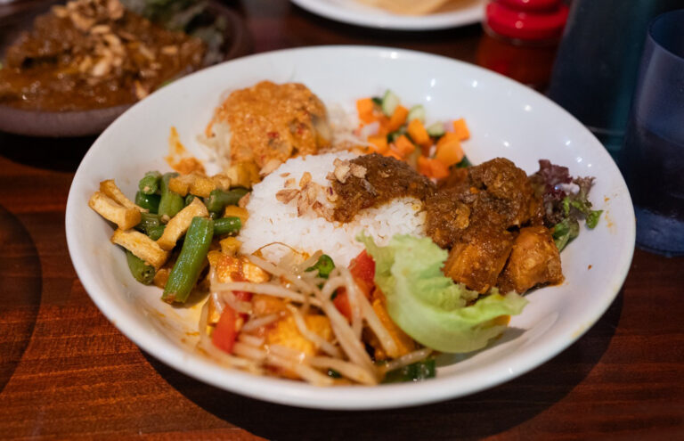 外交官も通う、インドネシアの食卓。「チャべ」で本場の味わいを堪能