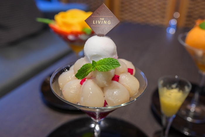 扉の向こうは別世界。千鳥町「THE LIVING」で味わう季節のパフェ