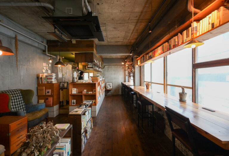 静寂のレトロビルで、ひたすら「読む」ことに没入。カフェ「fuzkue」